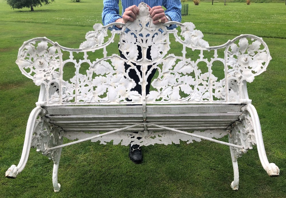 A Coalbrookdale style bench, oak leaf pattern, the white painted cast iron bench with wooden slatted - Bild 9 aus 13