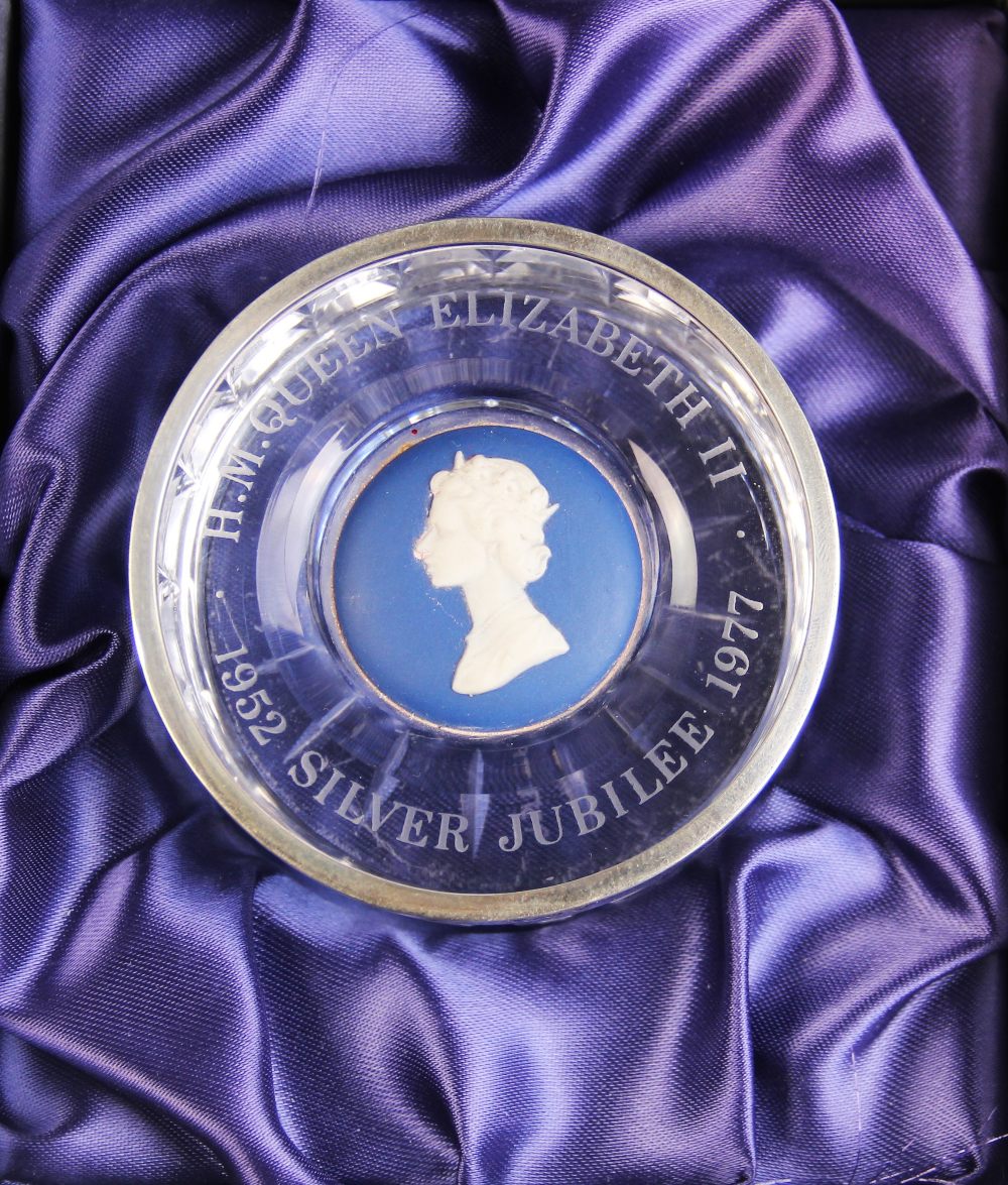 A Wedgwood cut glass, silver mounted 'Silver Jubilee' paperweight, commemorating the Silver - Bild 5 aus 5