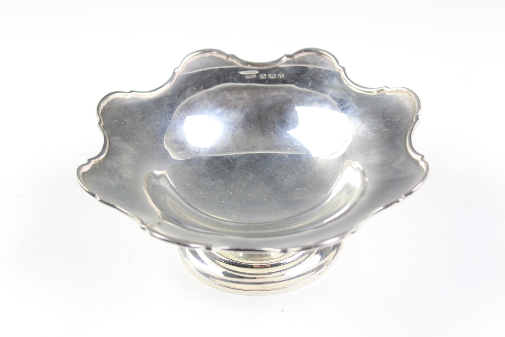 A George V silver pedestal bowl, Docker & Burn Ltd, Birmingham 1923, with cast cusped rim, 16cm