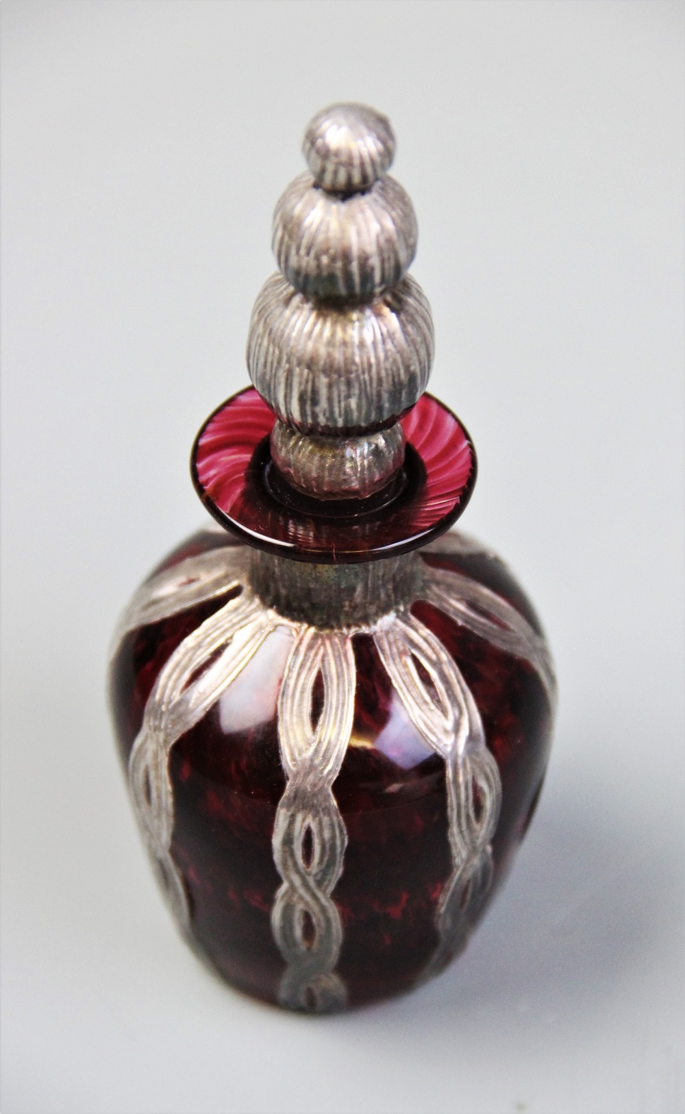 A Continental silver mounted cranberry glass scent bottle, probably Spanish, 20th century (after - Image 2 of 4