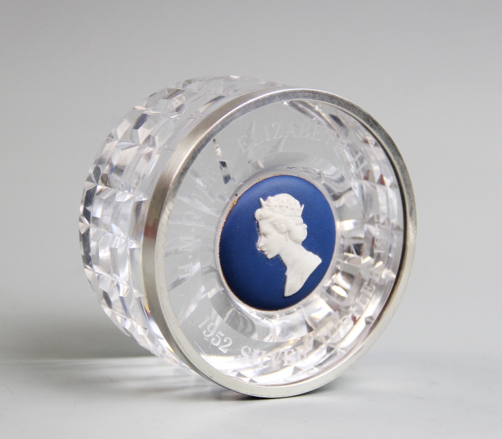 A Wedgwood cut glass, silver mounted 'Silver Jubilee' paperweight, commemorating the Silver - Image 3 of 5