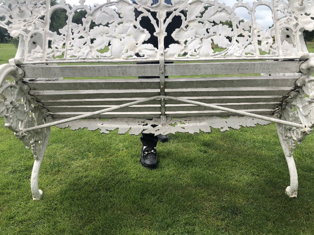 A Coalbrookdale style bench, oak leaf pattern, the white painted cast iron bench with wooden slatted - Bild 10 aus 13