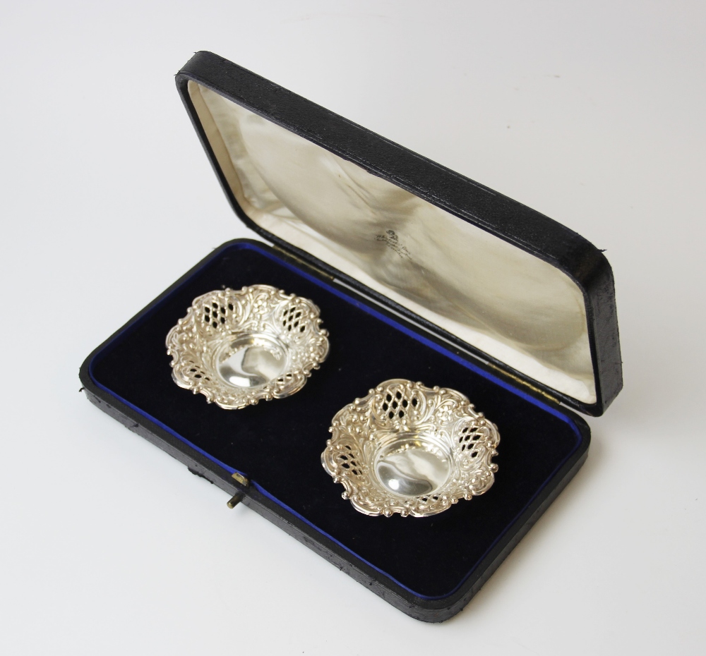 A pair of Edwardian silver bon-bon dishes, Henry Matthews, Birmingham 1908, each of circular form