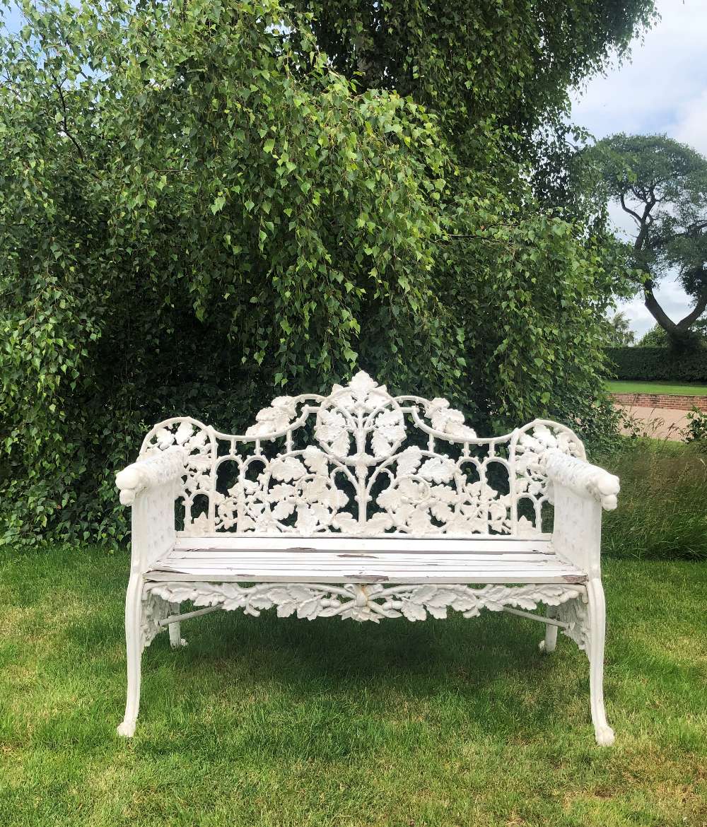 A Coalbrookdale style bench, oak leaf pattern, the white painted cast iron bench with wooden slatted - Bild 2 aus 13