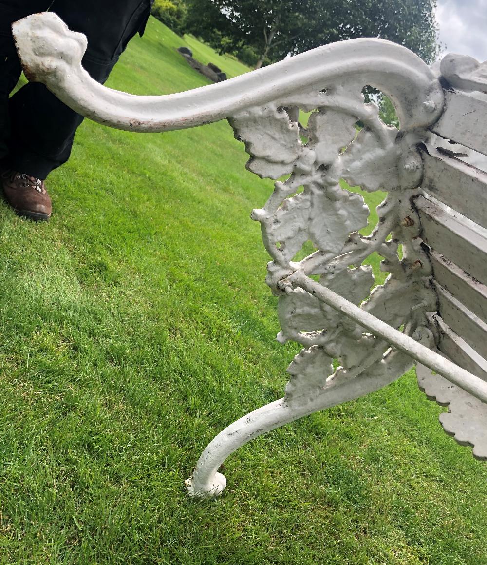 A Coalbrookdale style bench, oak leaf pattern, the white painted cast iron bench with wooden slatted - Bild 13 aus 13