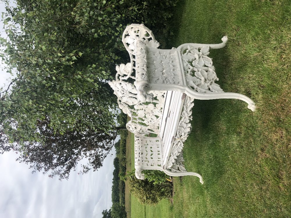 A Coalbrookdale style bench, oak leaf pattern, the white painted cast iron bench with wooden slatted - Bild 3 aus 13