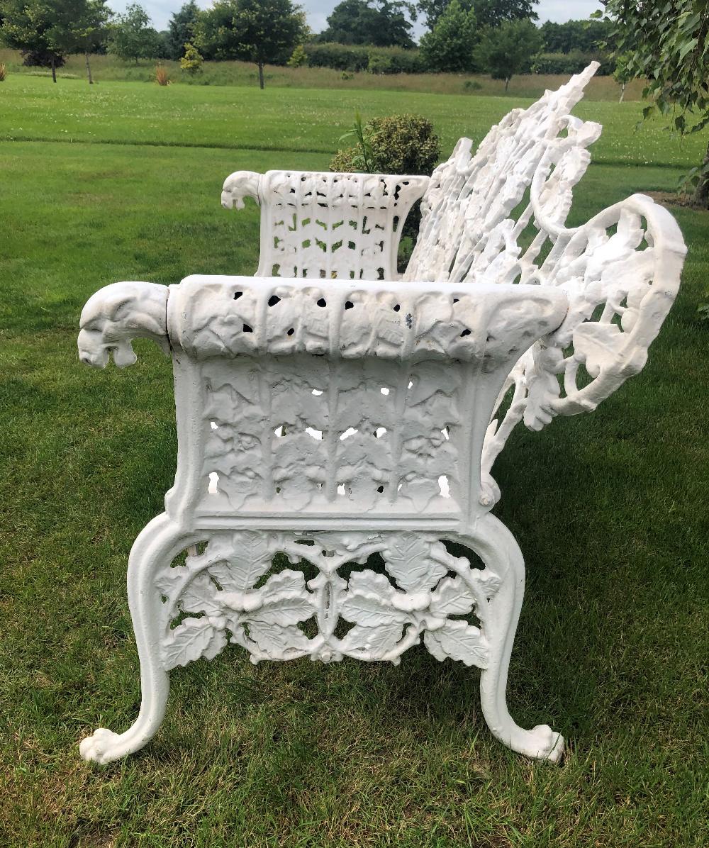 A Coalbrookdale style bench, oak leaf pattern, the white painted cast iron bench with wooden slatted - Bild 4 aus 13