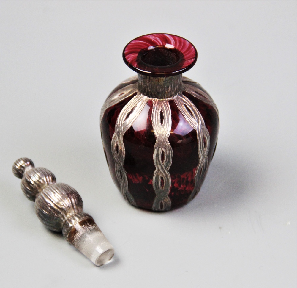 A Continental silver mounted cranberry glass scent bottle, probably Spanish, 20th century (after - Image 4 of 4