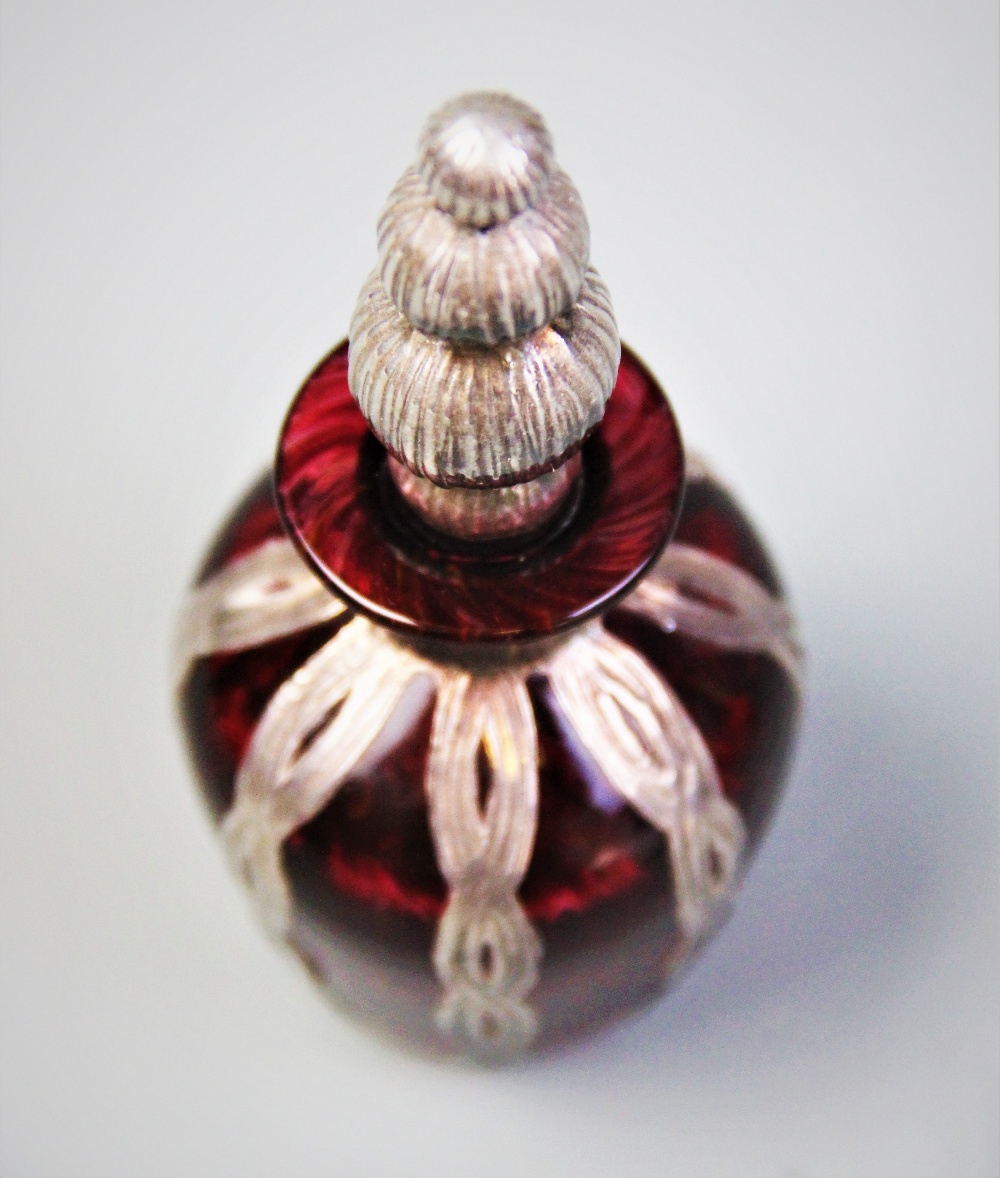 A Continental silver mounted cranberry glass scent bottle, probably Spanish, 20th century (after - Image 3 of 4