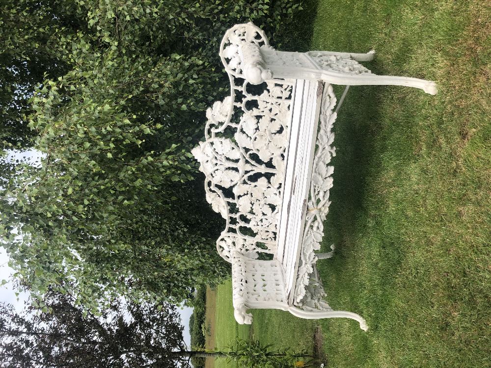 A Coalbrookdale style bench, oak leaf pattern, the white painted cast iron bench with wooden slatted - Bild 8 aus 13