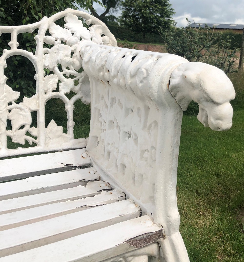 A Coalbrookdale style bench, oak leaf pattern, the white painted cast iron bench with wooden slatted - Bild 6 aus 13