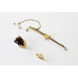 Hunting interest: A 9ct gold tie pin, in the form of a crop with a central fox head motif, hinged