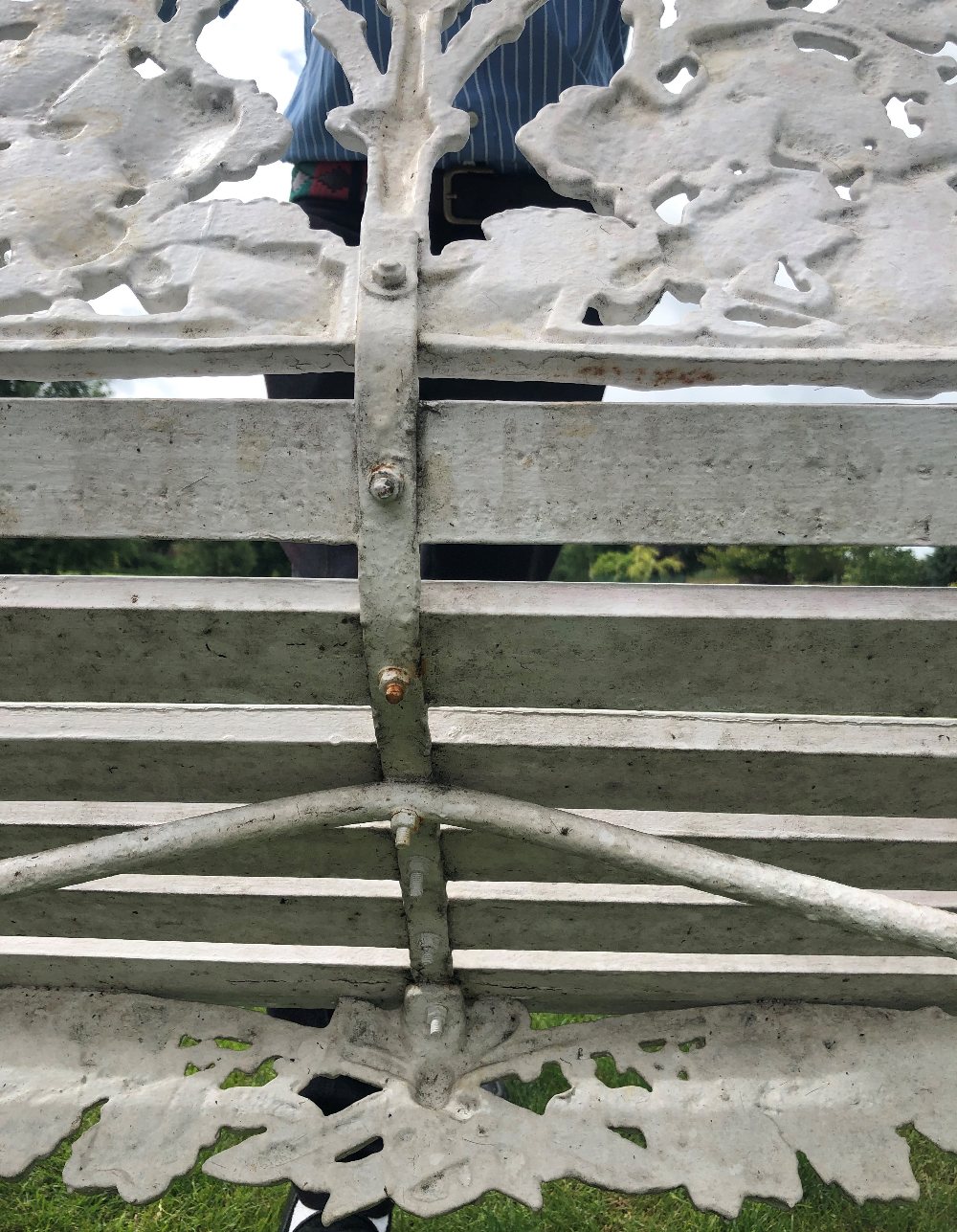 A Coalbrookdale style bench, oak leaf pattern, the white painted cast iron bench with wooden slatted - Bild 11 aus 13