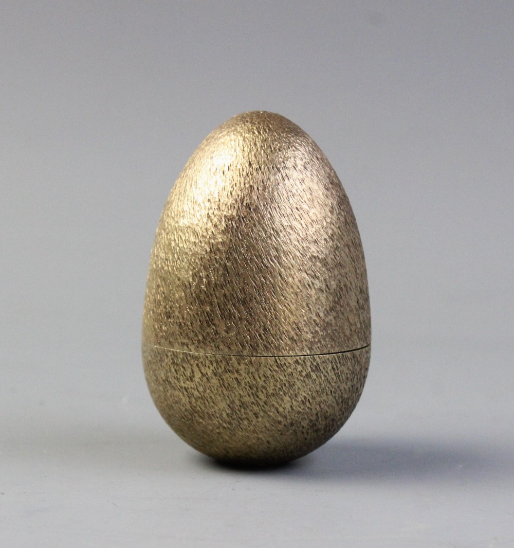 A Stuart Devlin 'Sing a Song of Sixpence' silver gilt egg, London 1982, the exterior with textured - Image 3 of 3