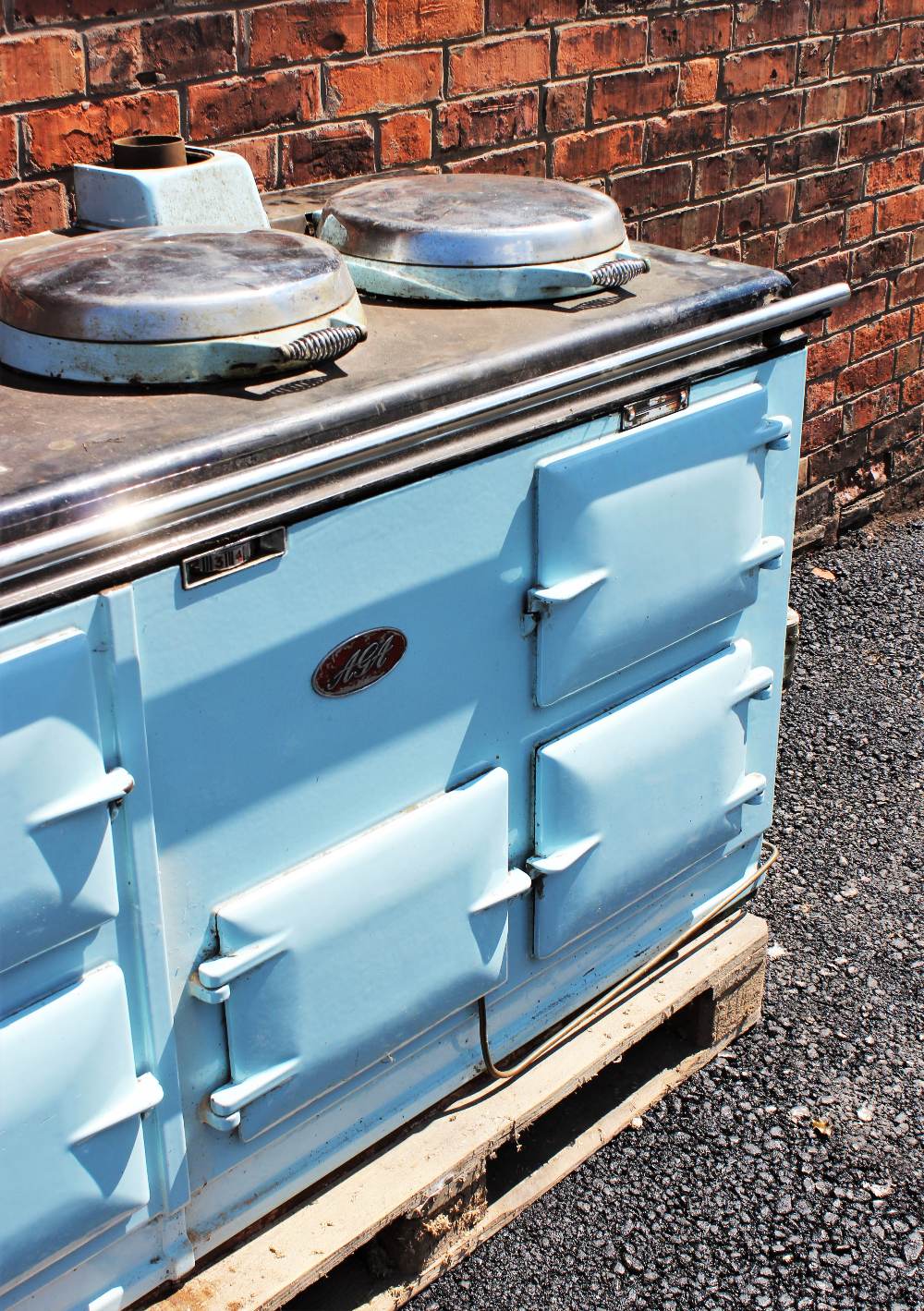 A mid 20th century pale blue Aga, the black top with two chromed hinged hob covers above a chromed - Bild 3 aus 5