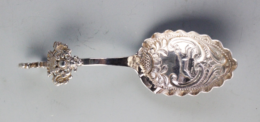 Hunting Interest: A pair of Victorian silver knife rests, Birmingham 1899, designed as riding - Image 2 of 3
