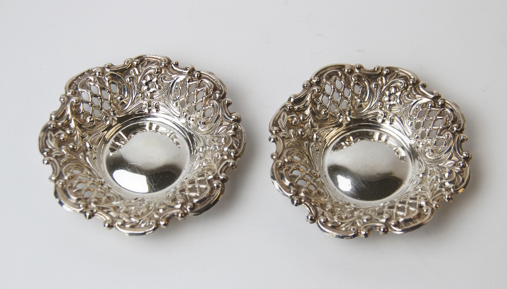 A pair of Edwardian silver bon-bon dishes, Henry Matthews, Birmingham 1908, each of circular form - Image 2 of 3