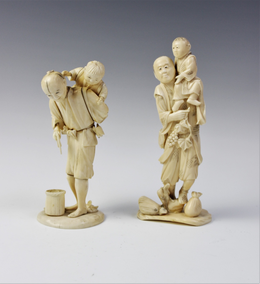 A Japanese carved ivory okimono, Meiji period (1868 - 1912), modelled as a father and child standing - Bild 2 aus 2