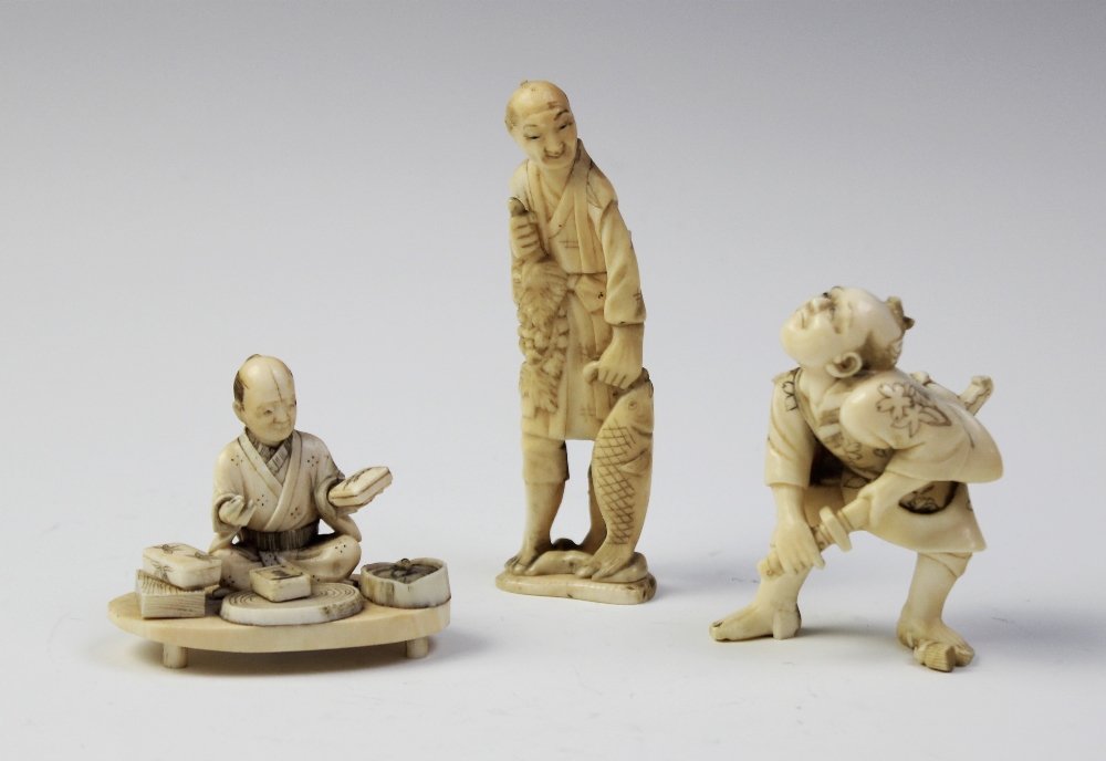 A Japanese carved ivory okimono, Meiji period (1868 - 1912), modelled as a woodblock printer, 4cm - Bild 2 aus 2