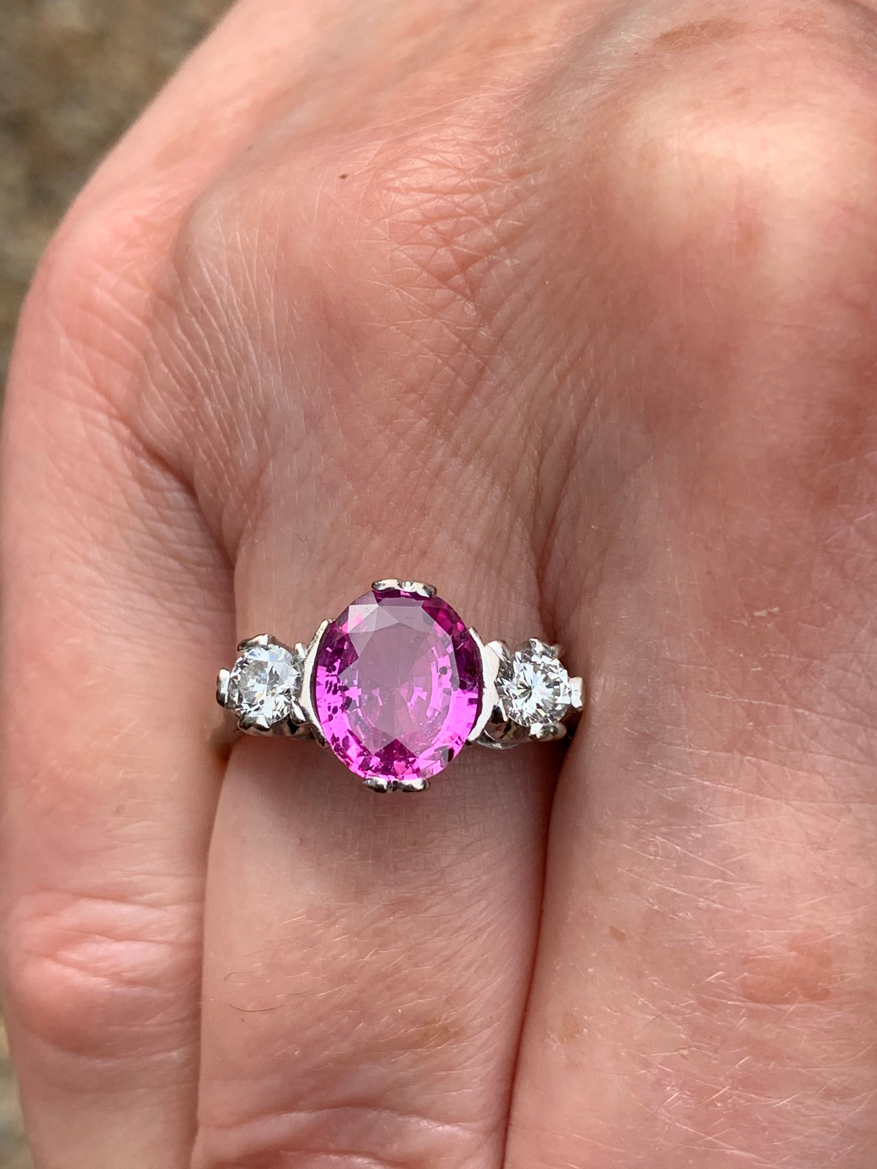 A pink sapphire and diamond ring, the central oval cut untreated vivid pink sapphire measuring - Bild 8 aus 8