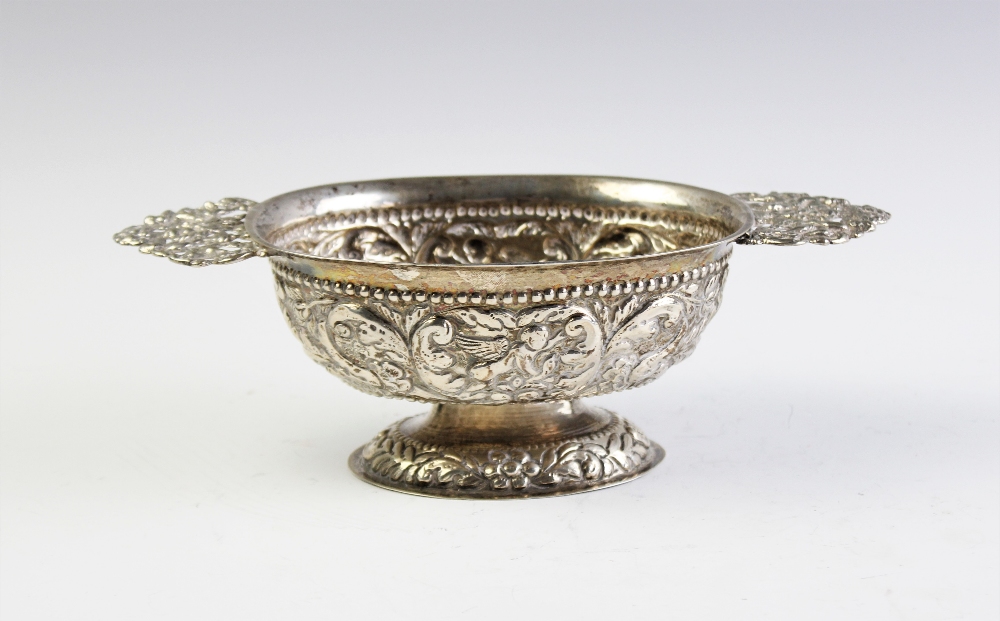 A Dutch silver brandy bowl, of oval form with cast pierced handles on domed foot, elaborately - Bild 3 aus 3