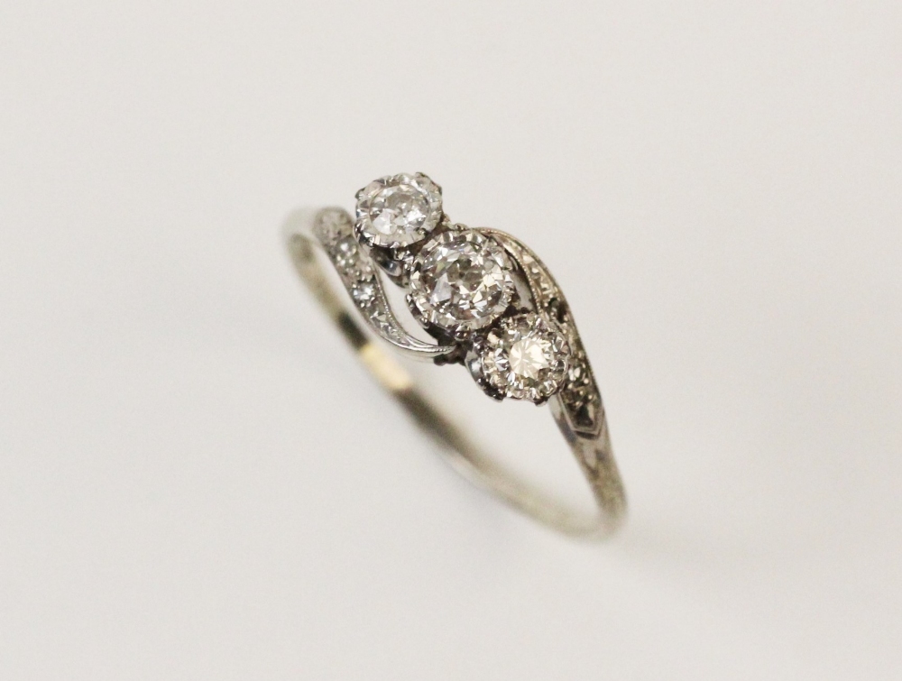 A diamond three-stone ring, comprising a central round old cut diamond weighing approx. 0.25ct, with - Bild 2 aus 2