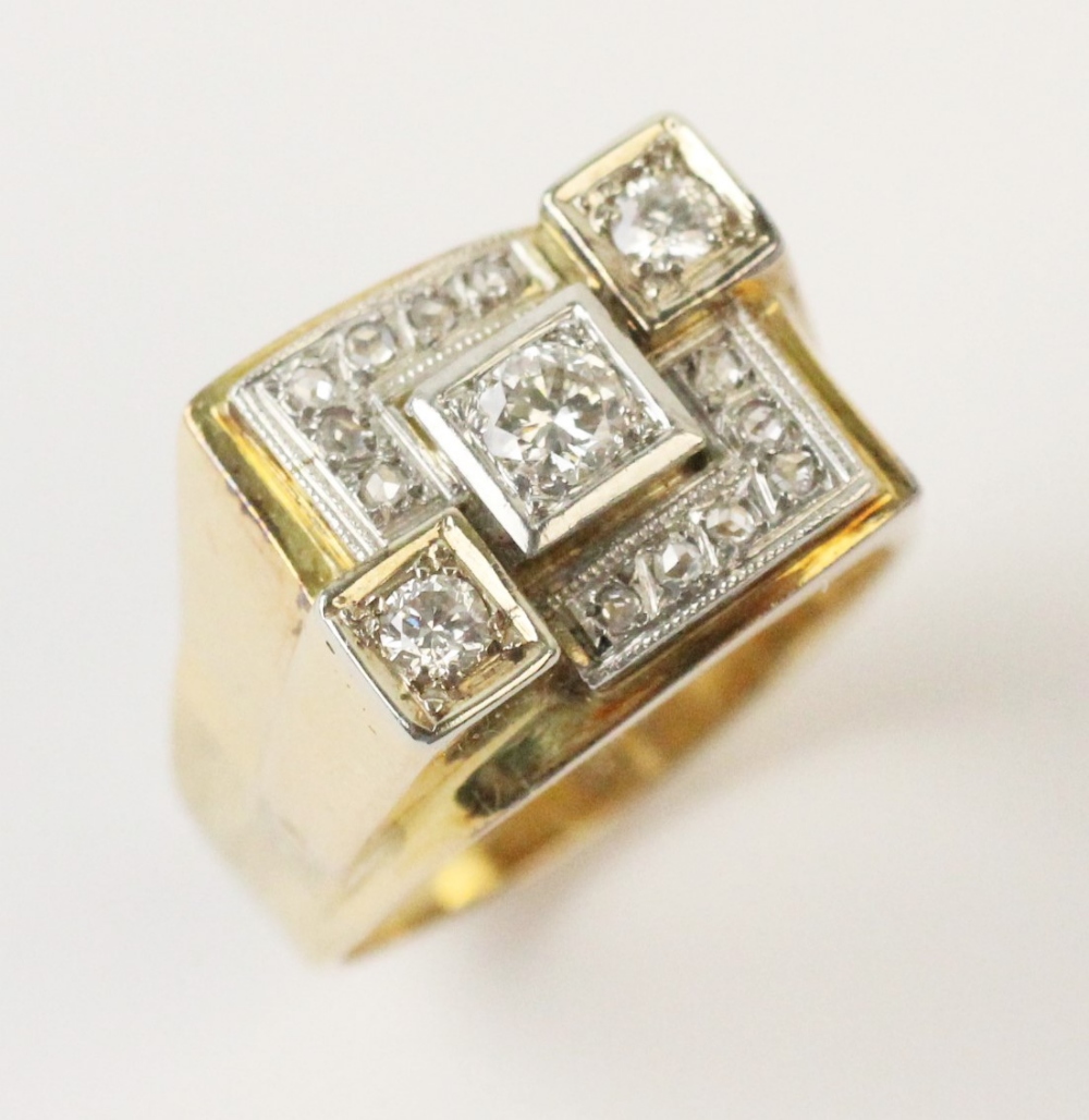 A gent's diamond set geometric cluster ring, the tiered cluster comprising a central round brilliant - Bild 3 aus 3