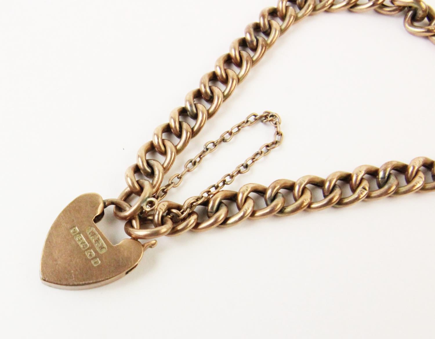 A curb-link bracelet, each hollow link stamped '9C', 18cm long, suspending a 9ct gold heart-shaped - Bild 2 aus 2