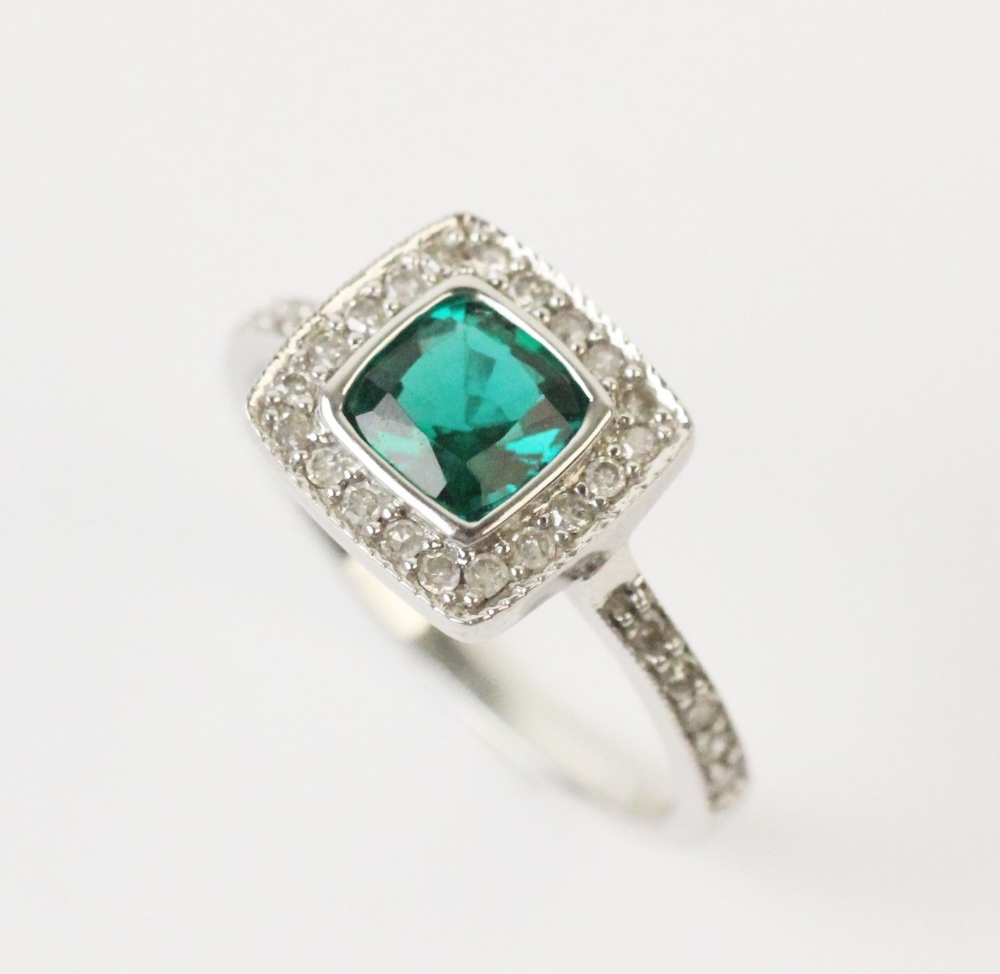 A synthetic emerald and diamond ring, comprising a central cushion cut synthetic emerald measuring - Bild 2 aus 3