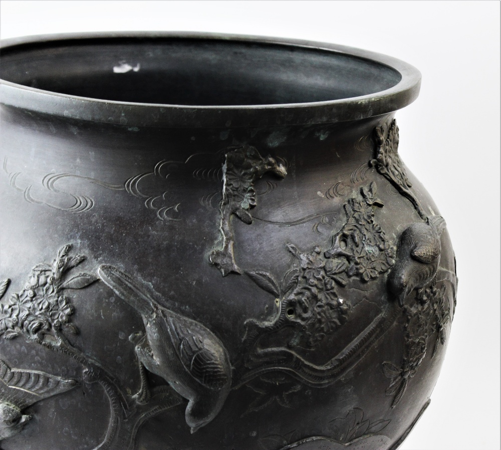 A large Japanese bronze jardiniere, Meiji period (1868 - 1912), decorated in high relief depicting - Image 3 of 3