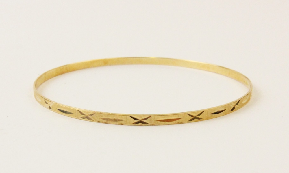 An 18ct yellow gold bangle, the round bangle with engine turned decoration to exterior, lozenge - Bild 4 aus 5