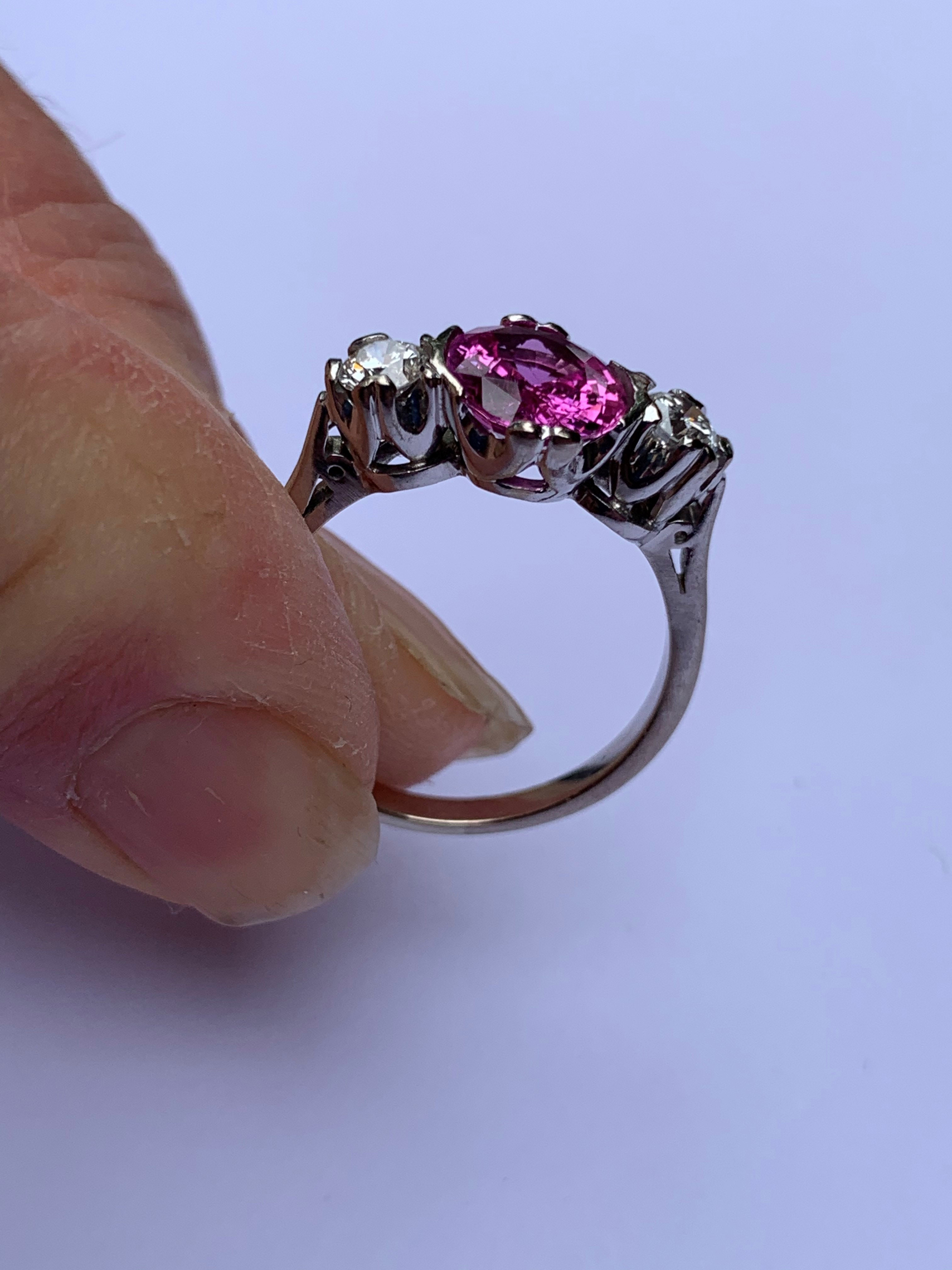 A pink sapphire and diamond ring, the central oval cut untreated vivid pink sapphire measuring - Bild 6 aus 8