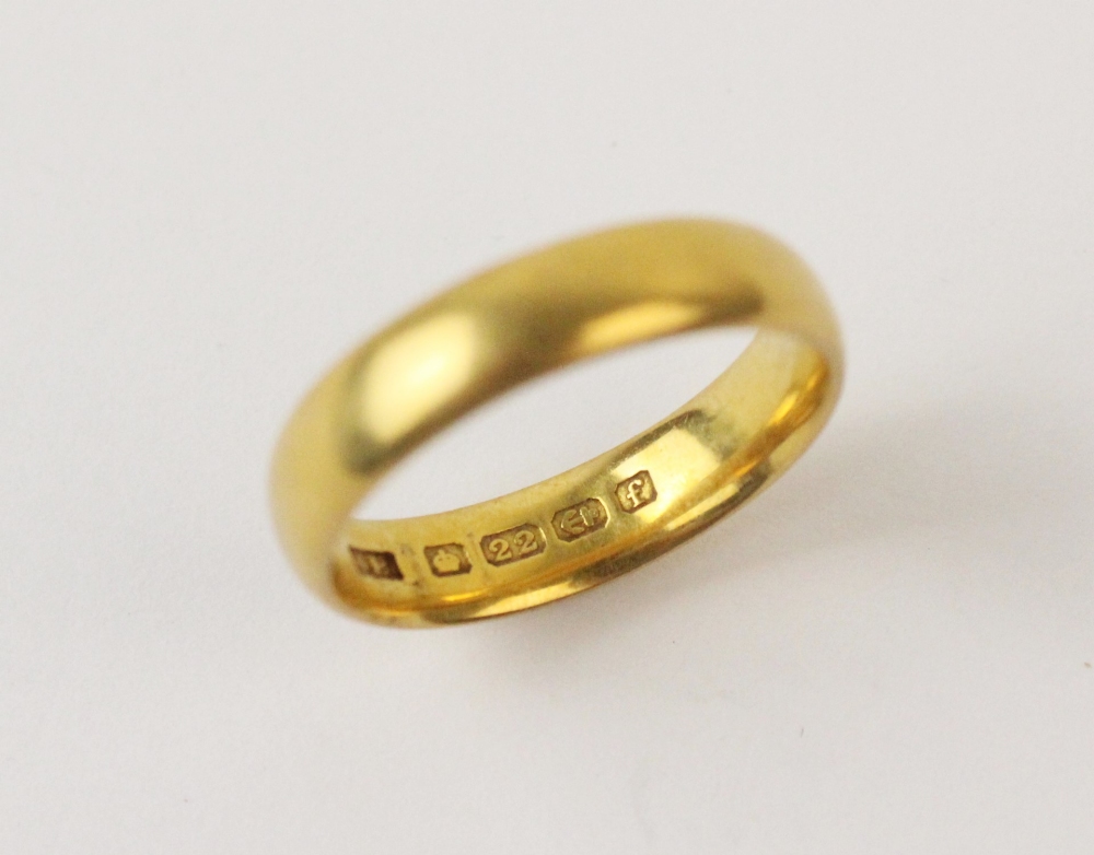 A 22ct gold wedding band, ring size S 1/2, weight 8.3gms - Bild 2 aus 2