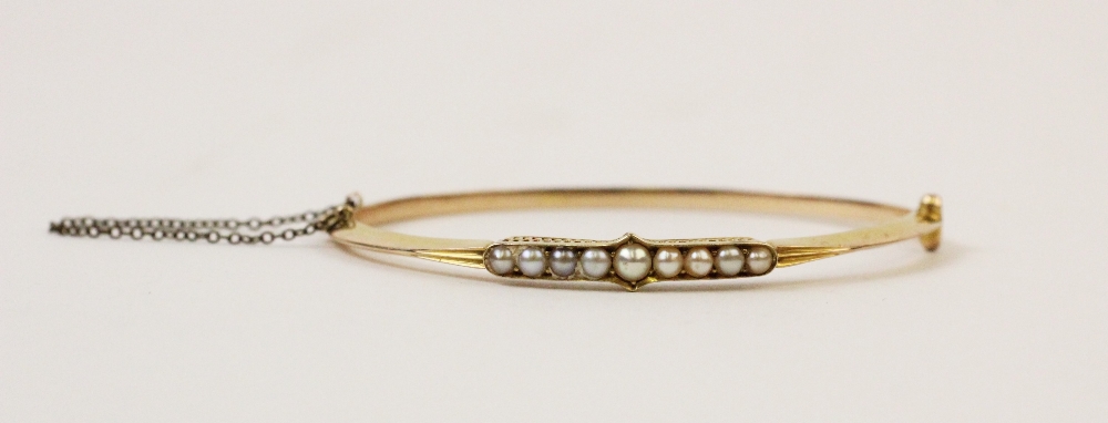 An early 20th century pearl set bangle, the central panel comprising nine cultured pearls claw set - Bild 2 aus 3