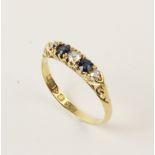 An Edwardian diamond and sapphire 18ct yellow gold ring, comprising three round old cut diamonds