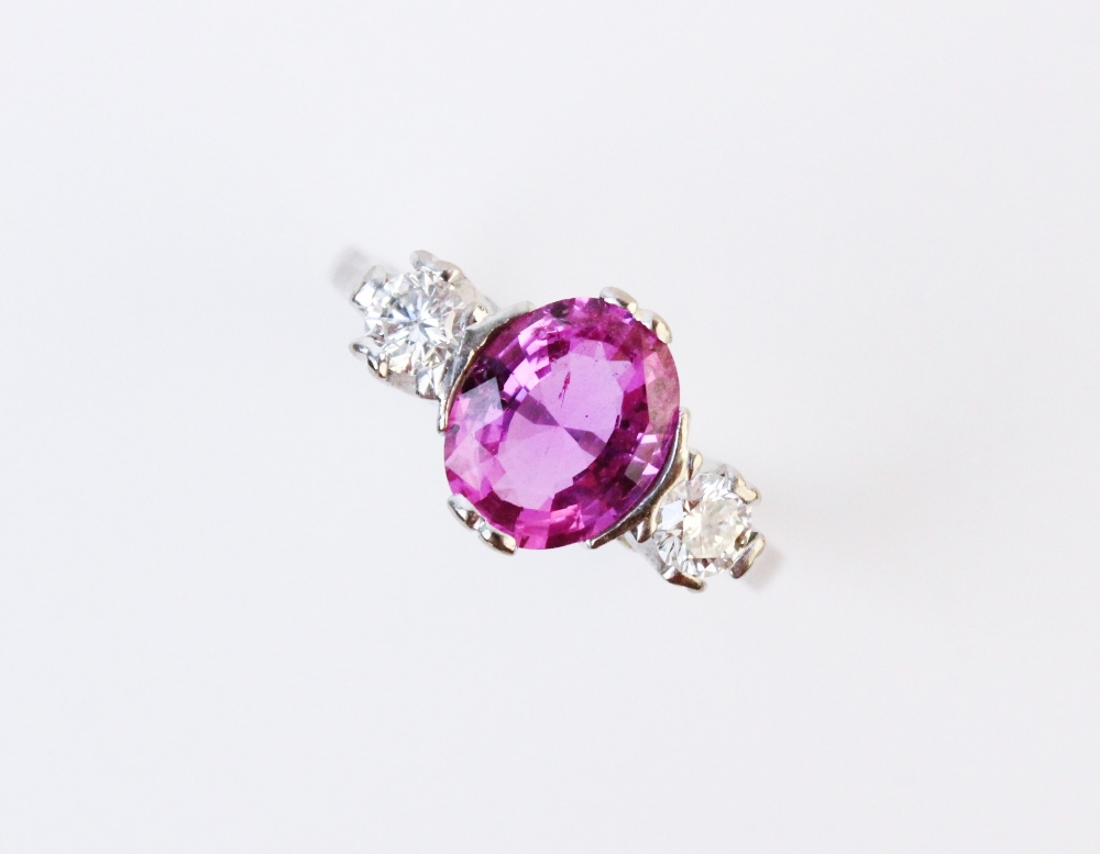 A pink sapphire and diamond ring, the central oval cut untreated vivid pink sapphire measuring - Bild 2 aus 8