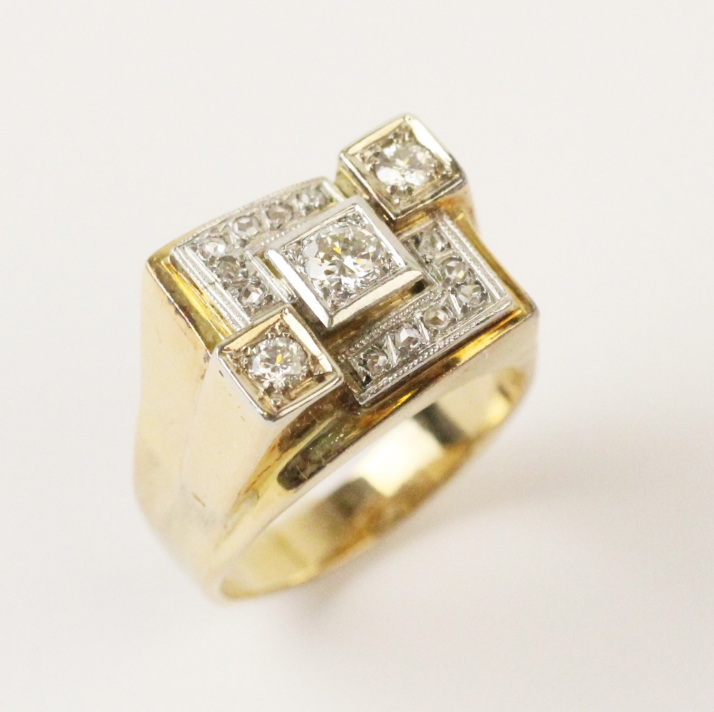 A gent's diamond set geometric cluster ring, the tiered cluster comprising a central round brilliant - Bild 2 aus 3