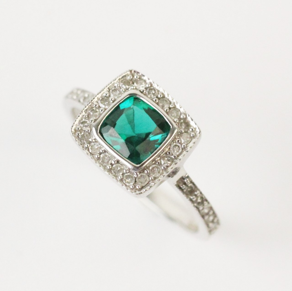 A synthetic emerald and diamond ring, comprising a central cushion cut synthetic emerald measuring - Bild 3 aus 3