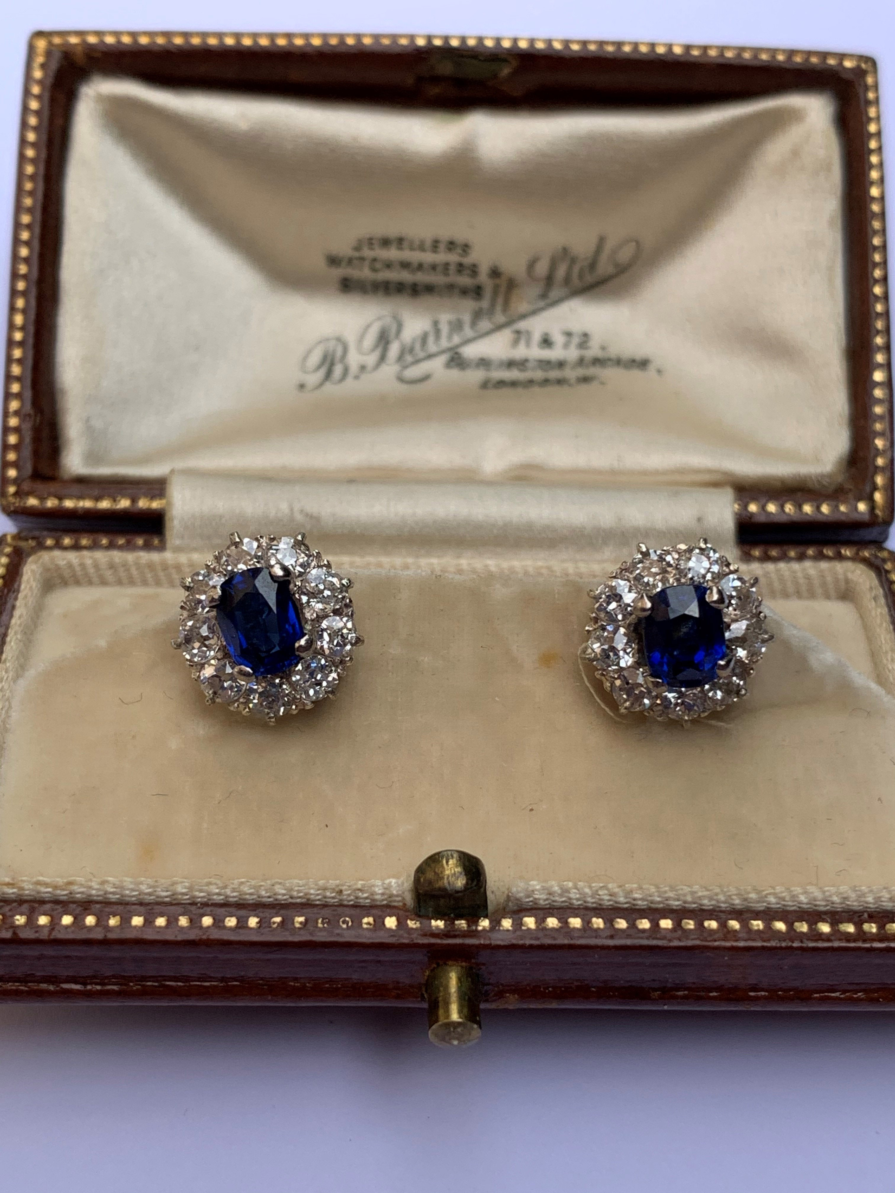 A pair of Edwardian sapphire and diamond cluster earrings, each comprising a cushion cut untreated - Bild 3 aus 4