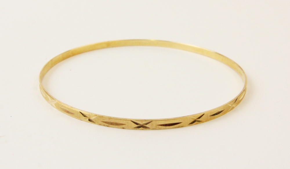An 18ct yellow gold bangle, the round bangle with engine turned decoration to exterior, lozenge - Bild 5 aus 5