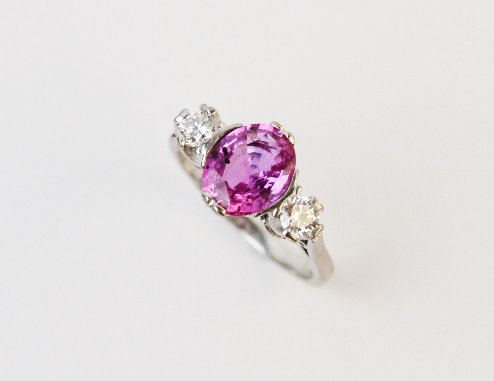 A pink sapphire and diamond ring, the central oval cut untreated vivid pink sapphire measuring - Bild 3 aus 8