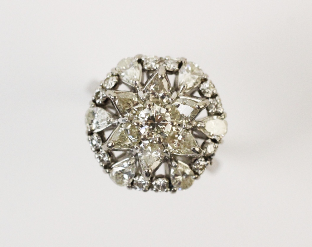 A diamond floral cluster ring, comprising a central round brilliant cut diamond with a surround of - Bild 2 aus 4