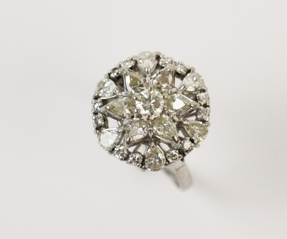 A diamond floral cluster ring, comprising a central round brilliant cut diamond with a surround of - Bild 3 aus 4