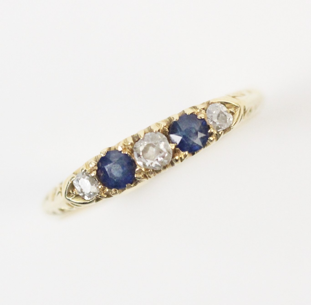 An Edwardian diamond and sapphire 18ct yellow gold ring, comprising three round old cut diamonds - Bild 4 aus 4