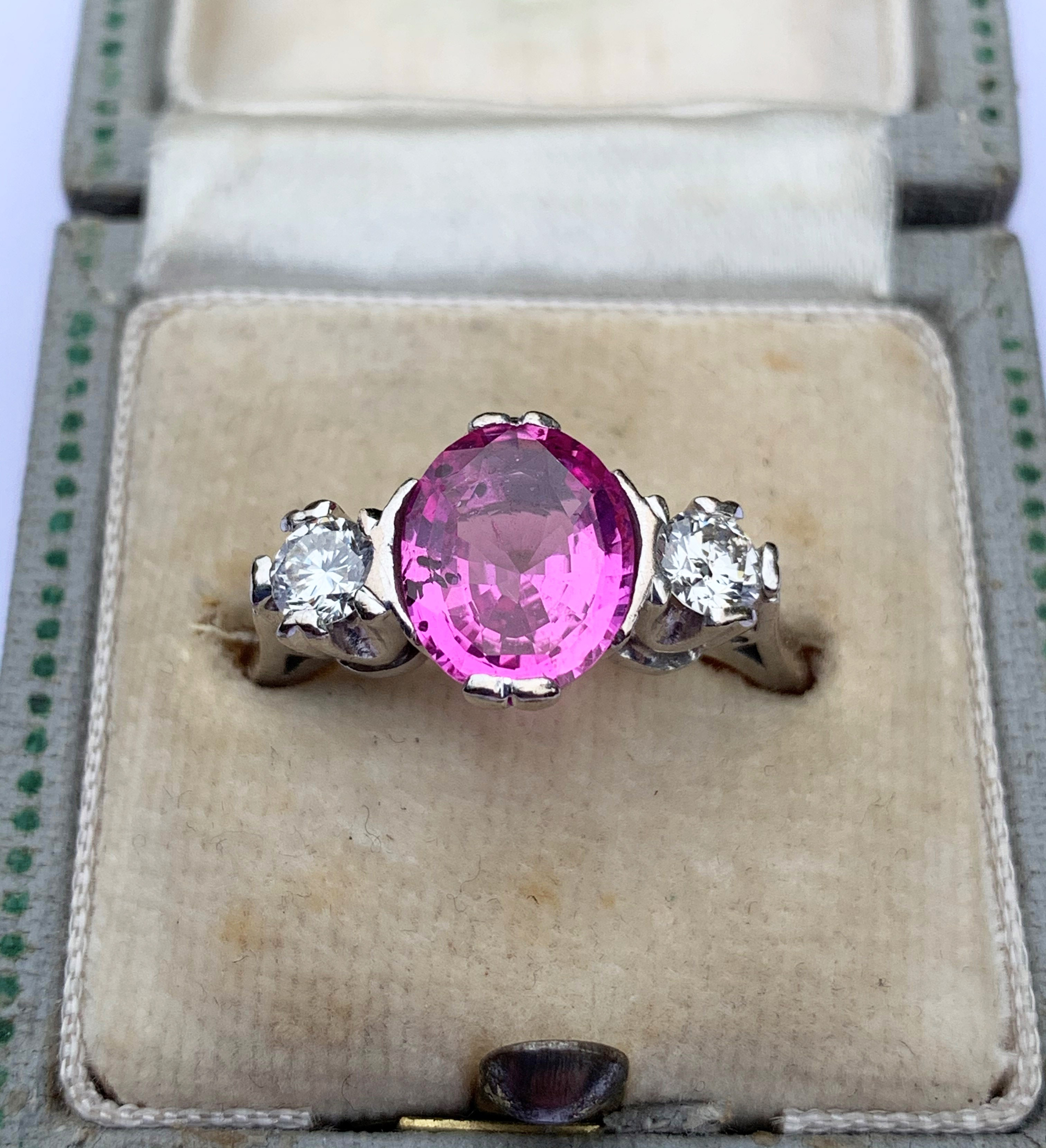 A pink sapphire and diamond ring, the central oval cut untreated vivid pink sapphire measuring - Bild 7 aus 8