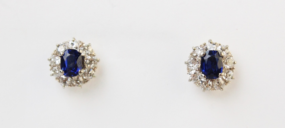 A pair of Edwardian sapphire and diamond cluster earrings, each comprising a cushion cut untreated - Bild 4 aus 4