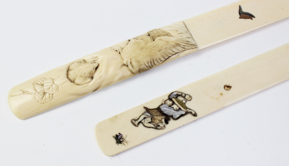 A Japanese ivory shibayama page turner, Meiji period (1868 - 1912), 28cm long, and a further similar - Bild 2 aus 3