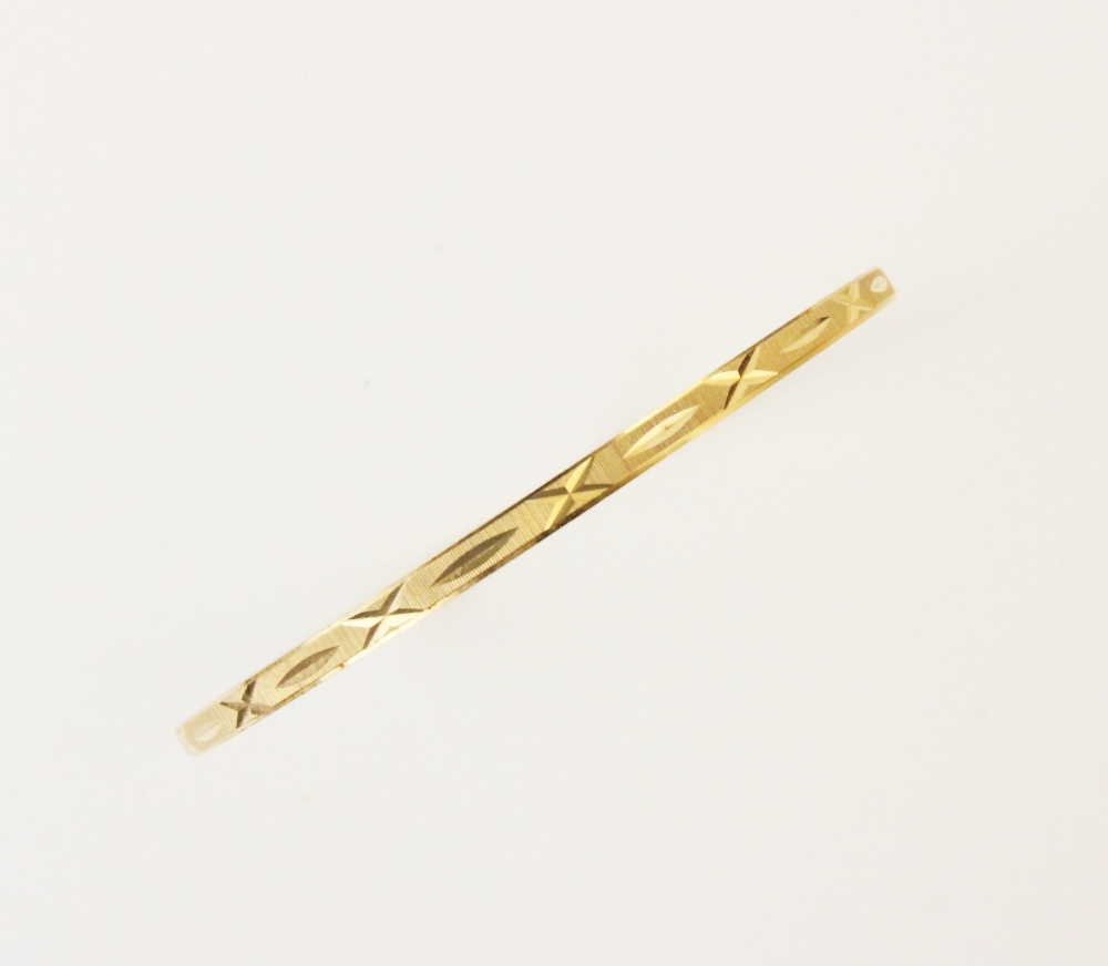 An 18ct yellow gold bangle, the round bangle with engine turned decoration to exterior, lozenge - Bild 2 aus 5