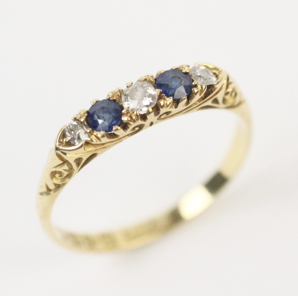 An Edwardian diamond and sapphire 18ct yellow gold ring, comprising three round old cut diamonds - Bild 2 aus 4