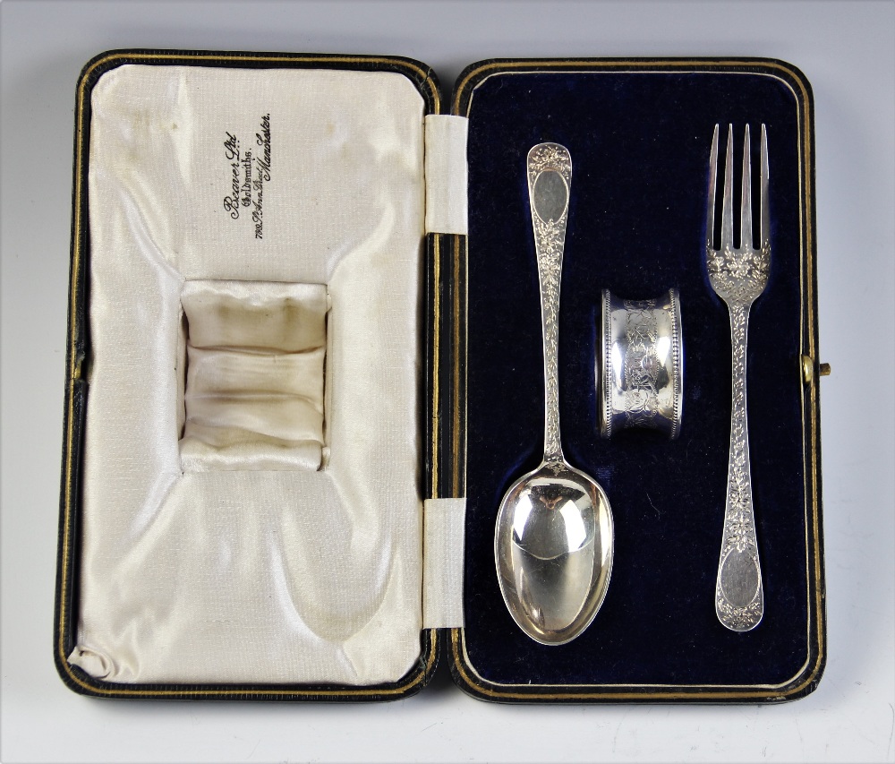 A Victorian silver christening set, comprising a spoon and fork by William Hutton & Sons, London - Bild 4 aus 4